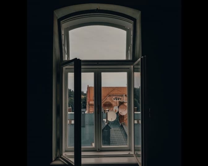 У центрі Львова відреставрували вікно та балконні двері історичного будинку