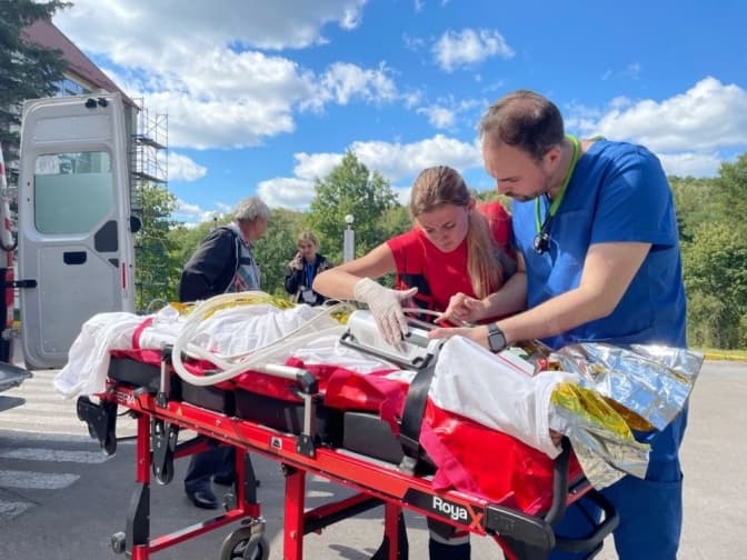 Зі Львова до Австрії евакуювали дівчину, що ледь не загинула під час обстрілу на День Незалежності