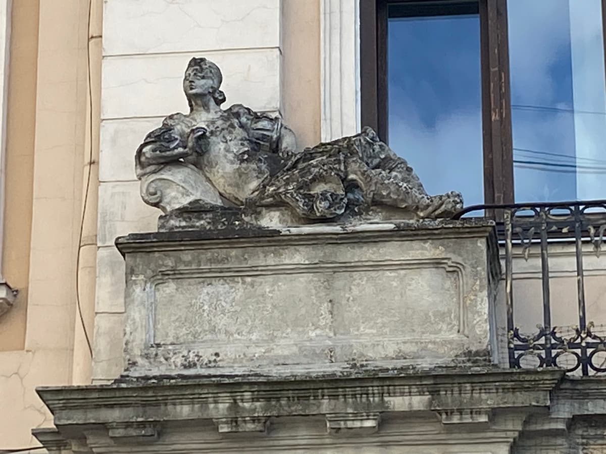 У Львові відреставрують три історичні скульптури на будинках