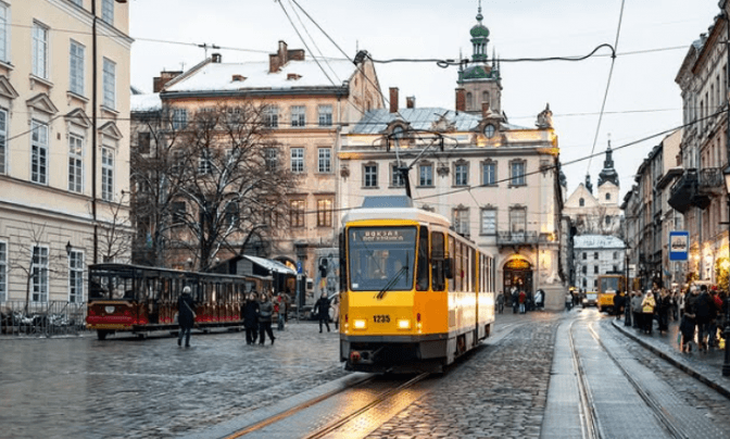 У центрі Львова чоловік ліг під трамвай. Він не вижив