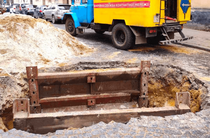 На одній із вулиць у Львові проводять ремонтні роботи. Коли відкриють для проїзду транспорту
