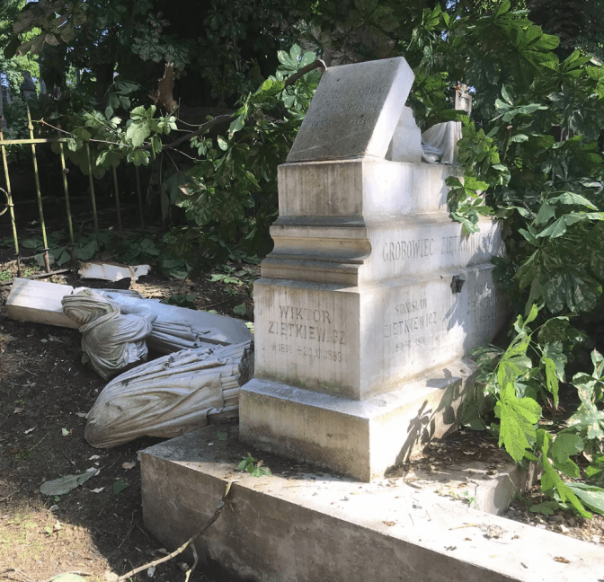 На Личаківському кладовищі у Львові буревій пошкодив цінні пам’ятники. Фото