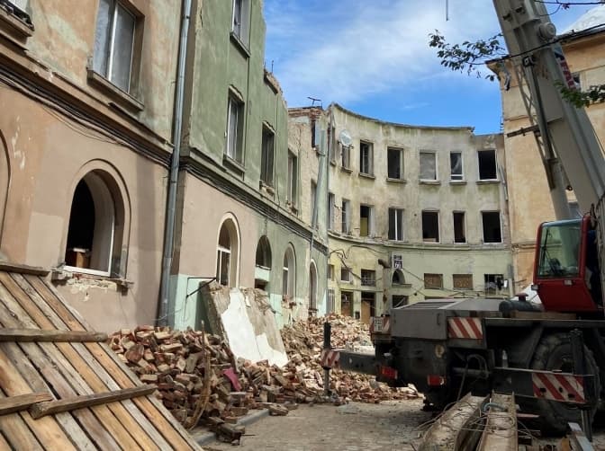 Пошкоджений внаслідок ракетного удару будинок у Львові планують відбудувати до стану 1924 року