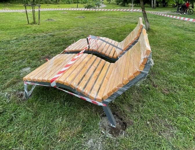 У львівських парках встановлюють меблі, серед них – лежаки