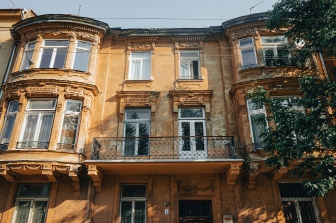 У Львові відреставрували балкон 100-літнього будинку. Фото до та після