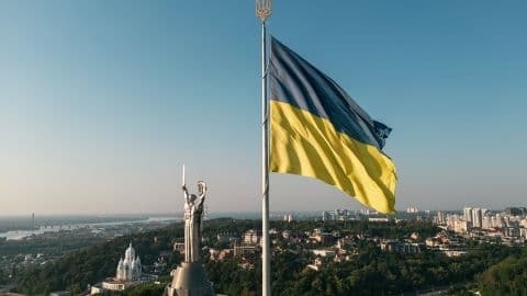 У Києві тимчасово приспустили головний прапор України через прогнозовану негоду