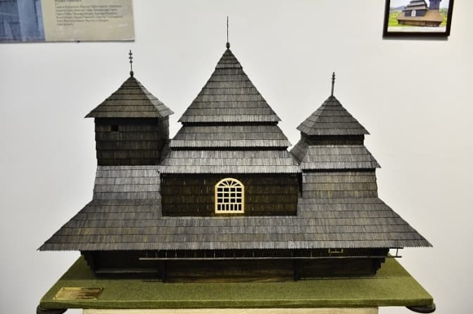 Викладач сільської школи мистецтв зі Львівщини презентує роботи у Києво-Печерській лаврі