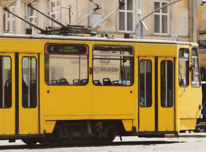 Оплата готівкою в транспорті Львова подорожчає. Які є інші способи заплатити за проїзд