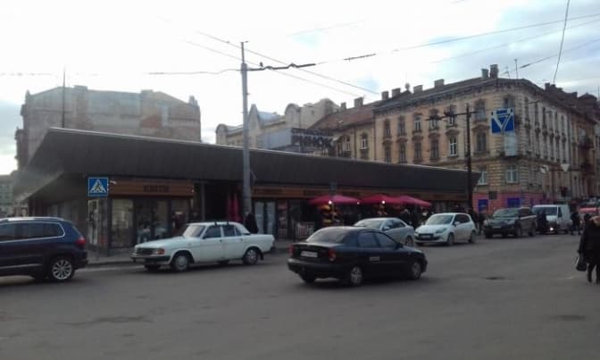 У Львові на перехресті чоловік самостійно регулював рух. У поліції закликають так не робити