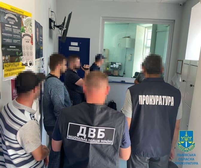 Керівника сектору реагування поліції Львівщини підозрюють у вимаганні хабаря