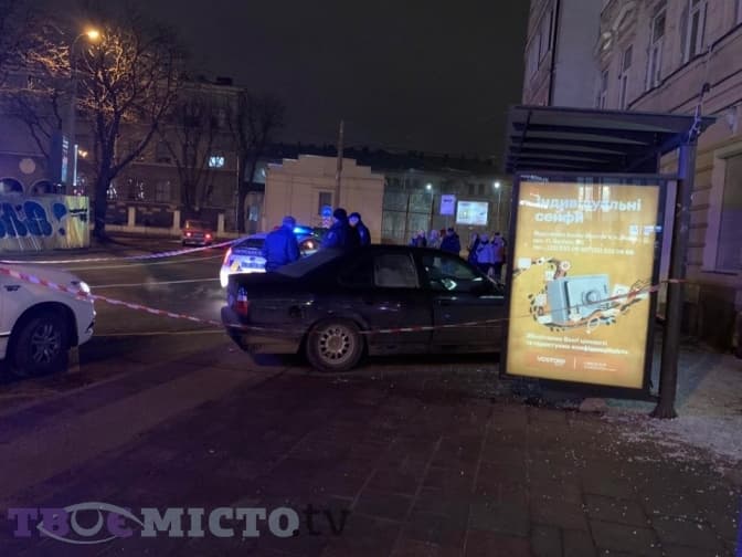 Львівські патрульні показали, як BMW в’їхало в зупинку біля Forum Lviv. Відео