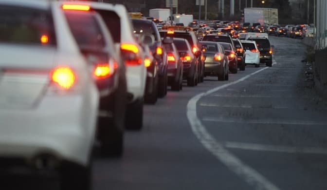 На вулицях Львова затори. Де найбільш ускладнений рух