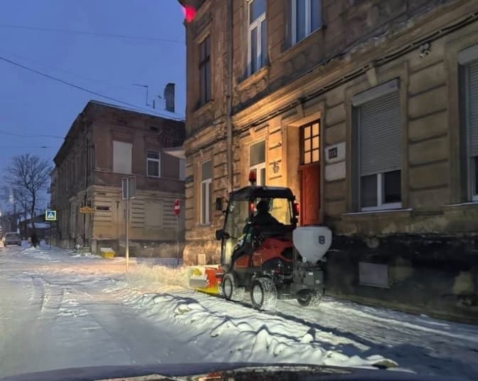 У Львові та області через сніг ускладнився рух транспорту та зросла кількість ДТП