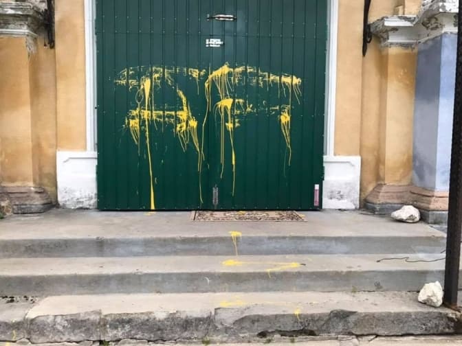 На Львівщині обмалювали фарбою каплицю XVII століття. Фото