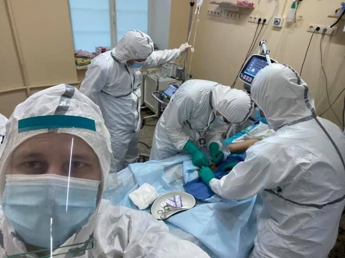Львівські лікарі врятували 17-річну дівчину, в якої було 90% ураження легень