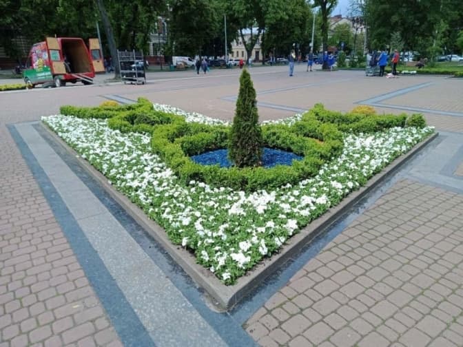 Біля пам’ятника Степану Бандері у Львові облаштували квіткові клумби. Фото