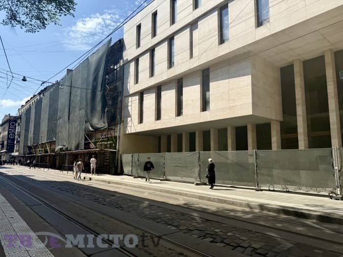 Зупинка біля готелю в центрі Львова, яку від березня доробляють «за два тижні», врешті запрацює