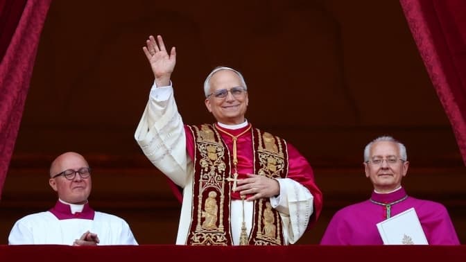 «Мир нехай буде з усіма вами!» — Папа Лев XIV виголосив перше слово з лоджії Святого Петра