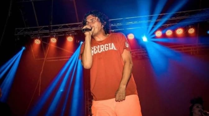 Донька Скрябіна продає легендарну футболку тата, щоб допомогти ЗСУ