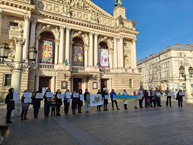 Рідні військових знову вийшли на пікет у Львові