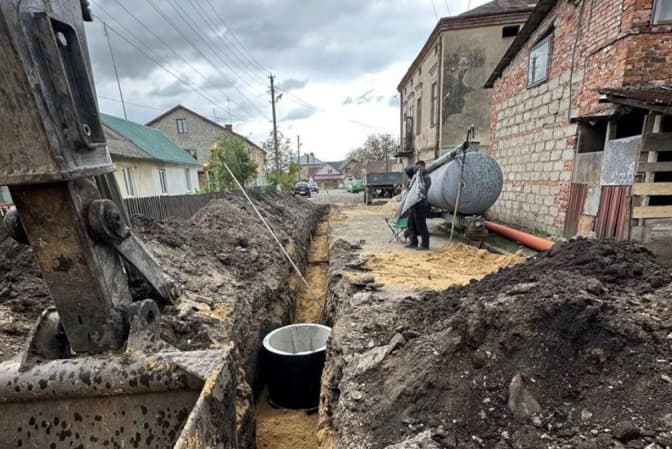 У місті на Львівщині оновлюють систему водовідведення: вже виконали перший етап робіт