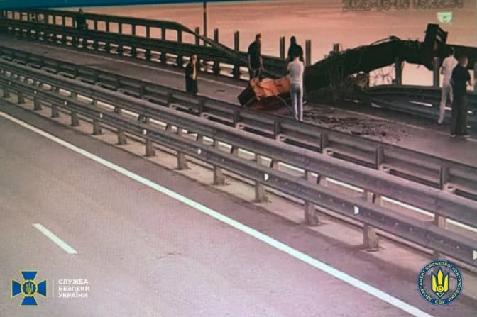 «Бог любить Трійцю», - СБУ втретє атакувала Кримський міст. Відео