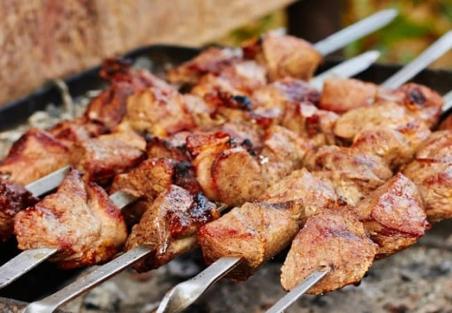 У Львові хірурги видалили зі стравоходу підлітка великий шматок шашлику