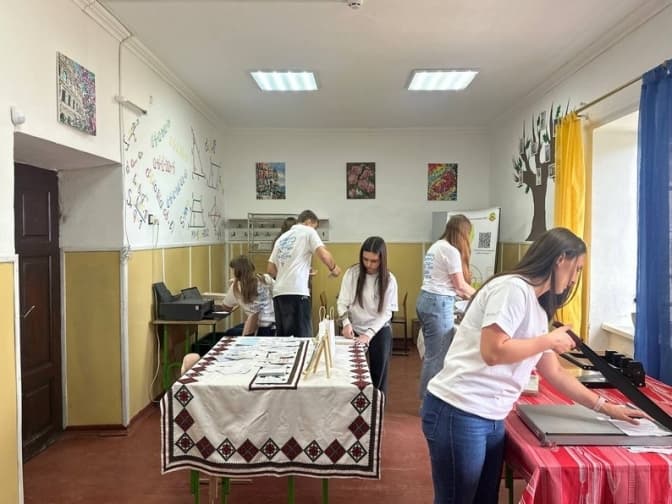 Школярі на Львівщині створюють канцелярію з насінням квітів із перероблених російськомовних книжок