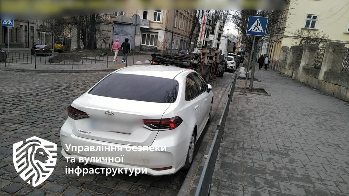 У Львові на одній із ключових вулиць Шевченківського району водії масово порушують правила паркування