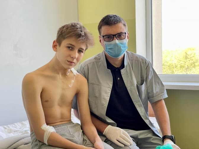 Вибіг надвір, щоб пересвідчитися, чи жива бабуся. До Львова доправили 15-річного хлопця з Сіверська, пораненого під час вибуху