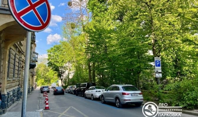 Біля парку Франка у Львові запрацював новий платний паркувальний майданчик