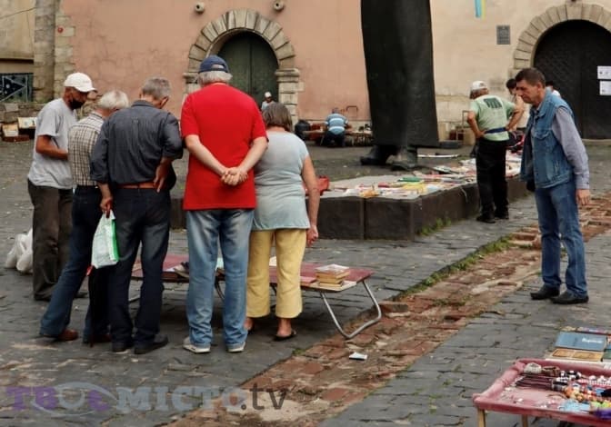 «20 років вже тут збираємось». Як сьогодні працює книжковий ринок біля Федорова