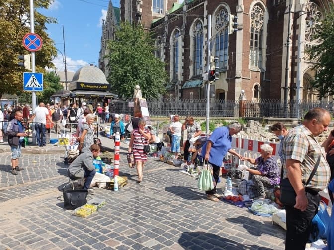 «А що є в супермаркетах?» Продавці стихійного ринку у Львові не хочуть покидати територію