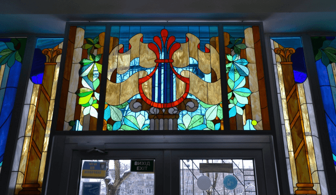 Музичній школі у Дніпровському районі повернули відреставрований вітраж