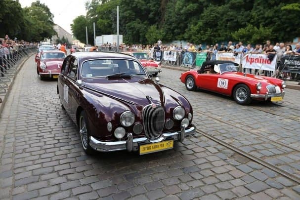На кількох вулицях Львова перекривають рух через перегони ретро-авто. Маршрут