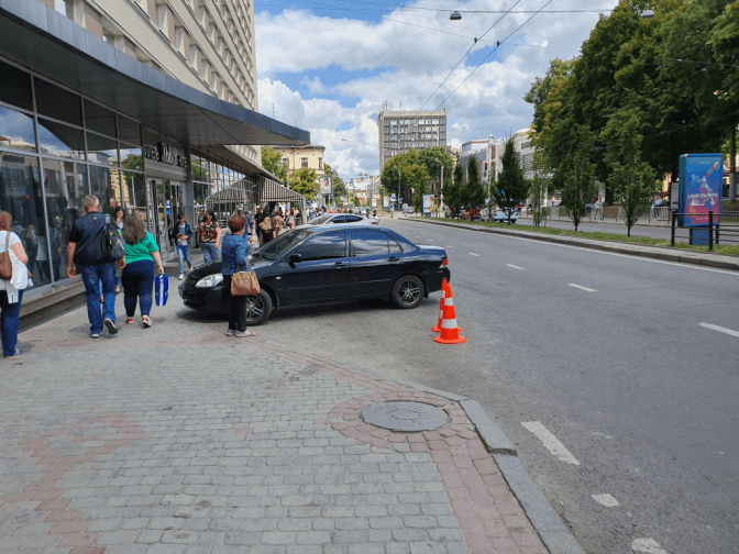 Львів’яни вимагають прибрати парковку біля готелю «Львів»