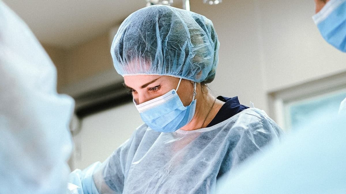 Пухлина матки розміром із футбольний м’яч: у 47-річної жінкиу Львові видалили гігантську міому вагою 5 кг