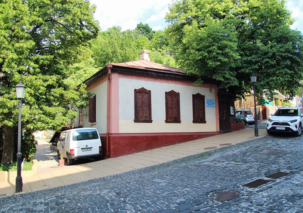 Кафе "Під липою". Фото: Україна Інкогніта