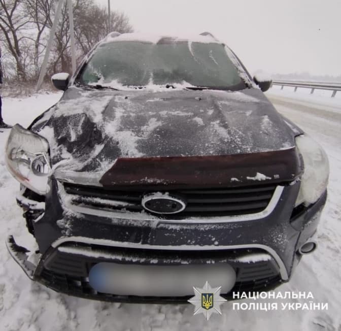 На Львівщині автомобіль Ford Kuga збив пішохода: чоловіка госпіталізували