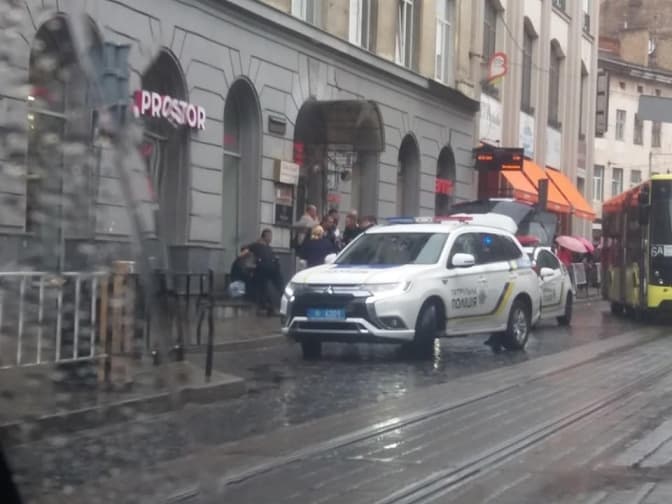 Поліція розшукує чоловіка, який у центрі Львова поранив ножем перехожого