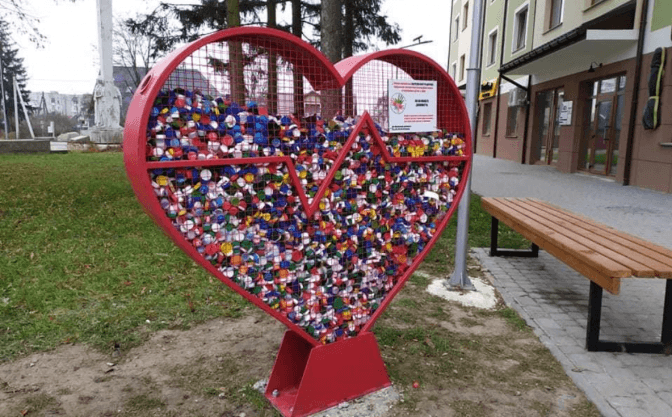Мешканців Львівщини просять здавати кришечки, щоб виручити кошти для хворих дітей. Локації