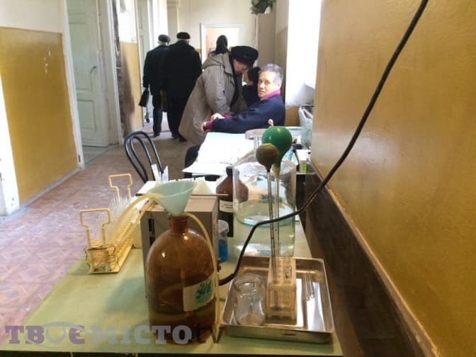 У Львівській обласній лікарні здають аналізи в коридорах. Фото