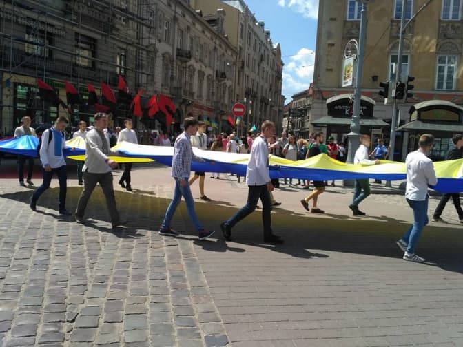 Сьогодні в Україні відзначають Свято Героїв