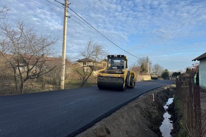 У селі біля Львова ремонтують вулицю за німецькою технологією