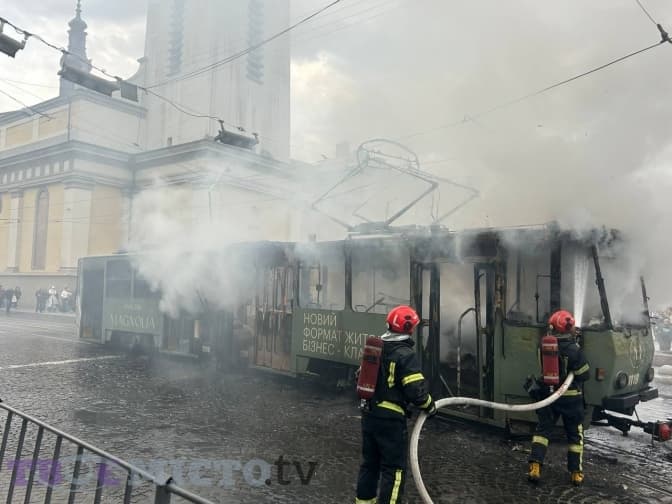 У центрі Львова горить трамвай