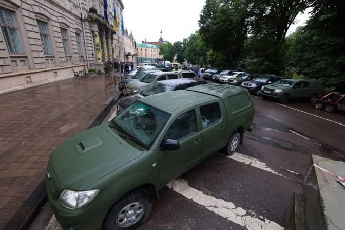 Волонтери з Великої Британії доправили на Львівщину 23 позашляховики для ЗСУ