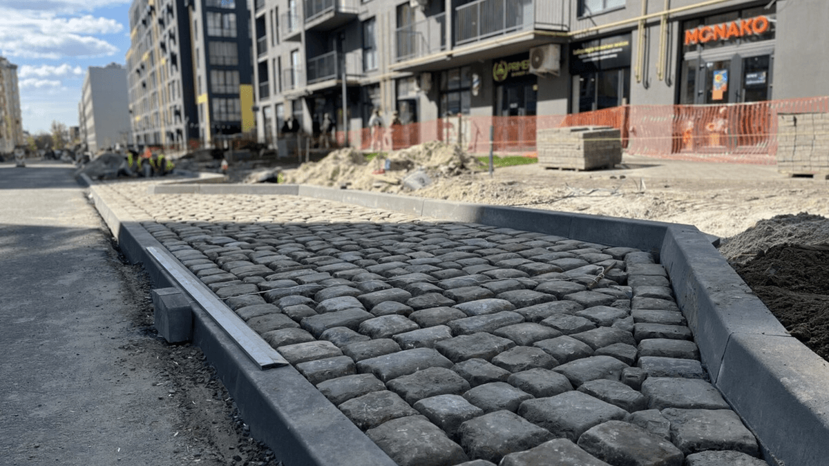 Паркомісця на Залізничній у Львові почали замощувати бруківкою