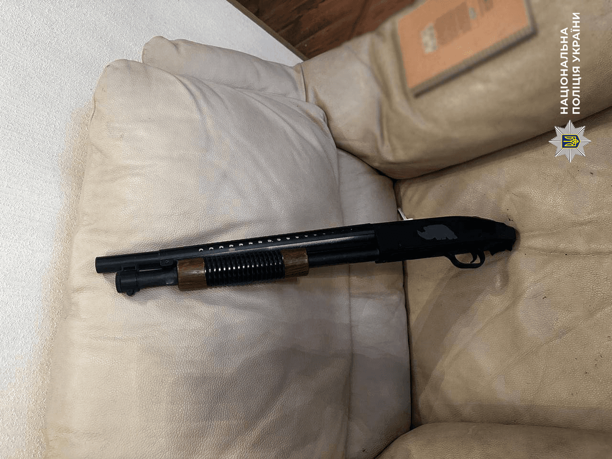 У Києві поліція затримала озброєного «рушницею» військового в СЗЧ: подробиці інциденту в супермаркеті