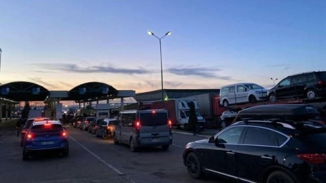 У пунктах пропуску на Львівщині зупинилися понад сотня авто. Де найбільші черги