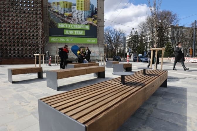 У транспортному хабі на вулиці Бандери висадили дерева і встановили меблі